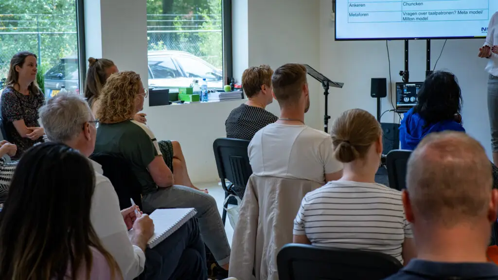 Deelnemers oefenen tijdens de NLP Practitioner